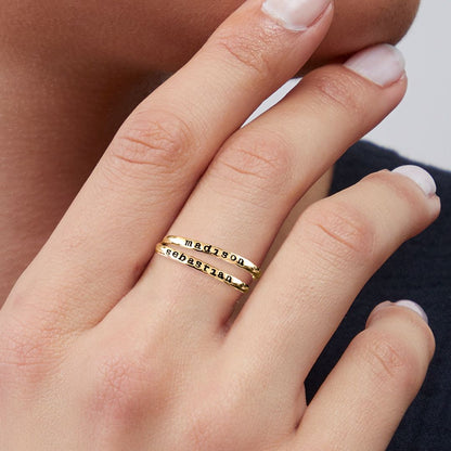Anillo fino apilable personalizado con nombre