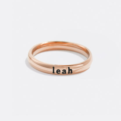 Anillo fino apilable personalizado con nombre