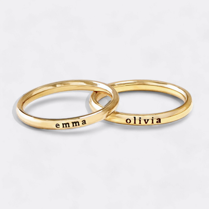 Anillo fino apilable personalizado con nombre