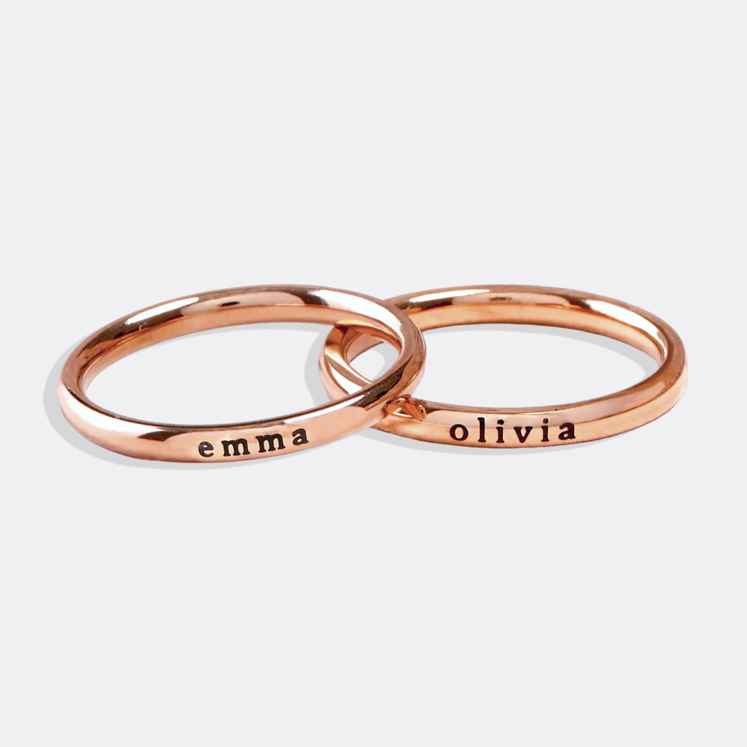 Anillo fino apilable personalizado con nombre