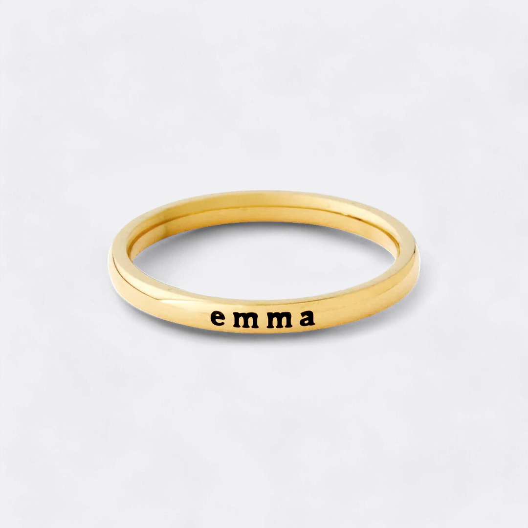 Anillo fino apilable personalizado con nombre