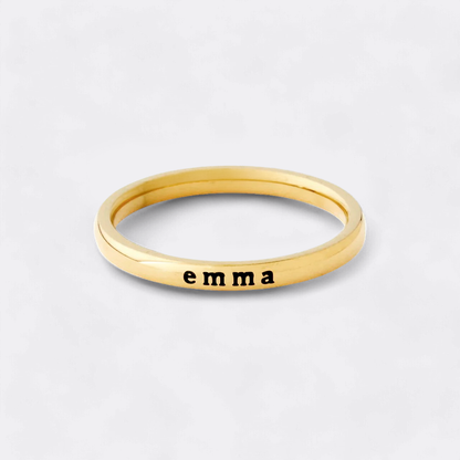 Anillo fino apilable personalizado con nombre