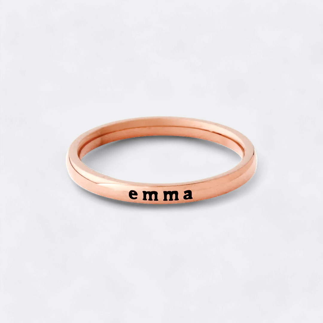 Anillo fino apilable personalizado con nombre