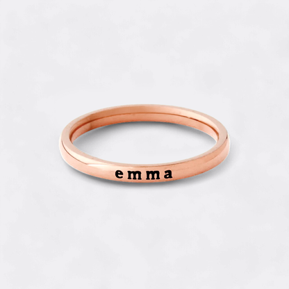 Anillo fino apilable personalizado con nombre