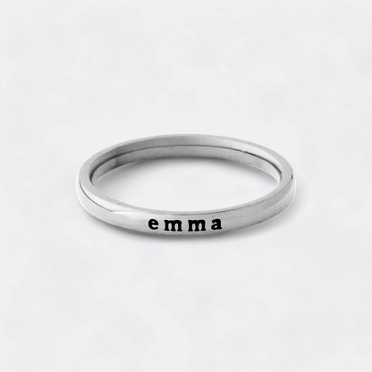 Anillo fino apilable personalizado con nombre