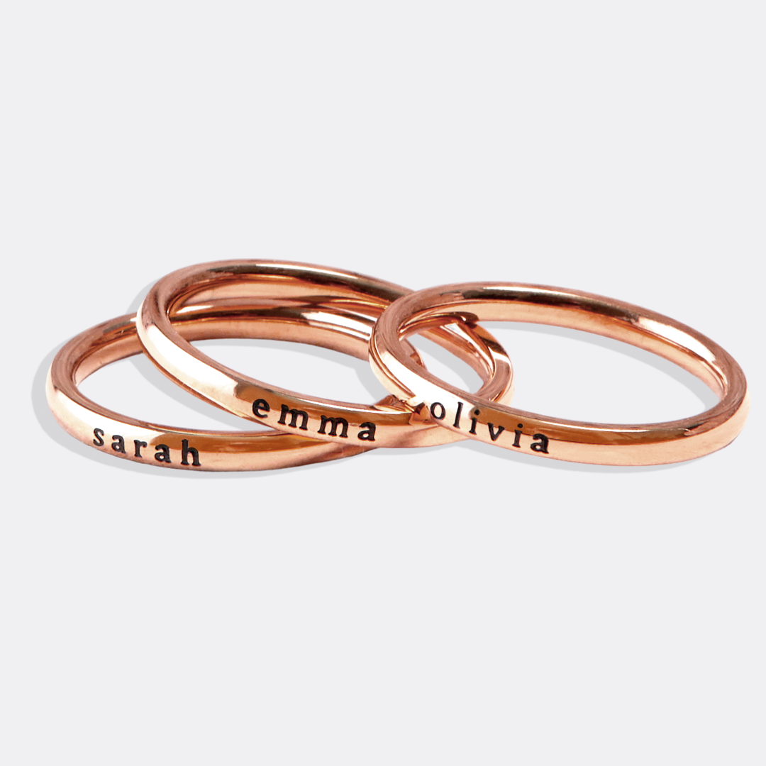 Anillo fino apilable personalizado con nombre