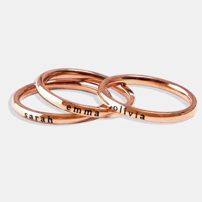Anillo fino apilable personalizado con nombre