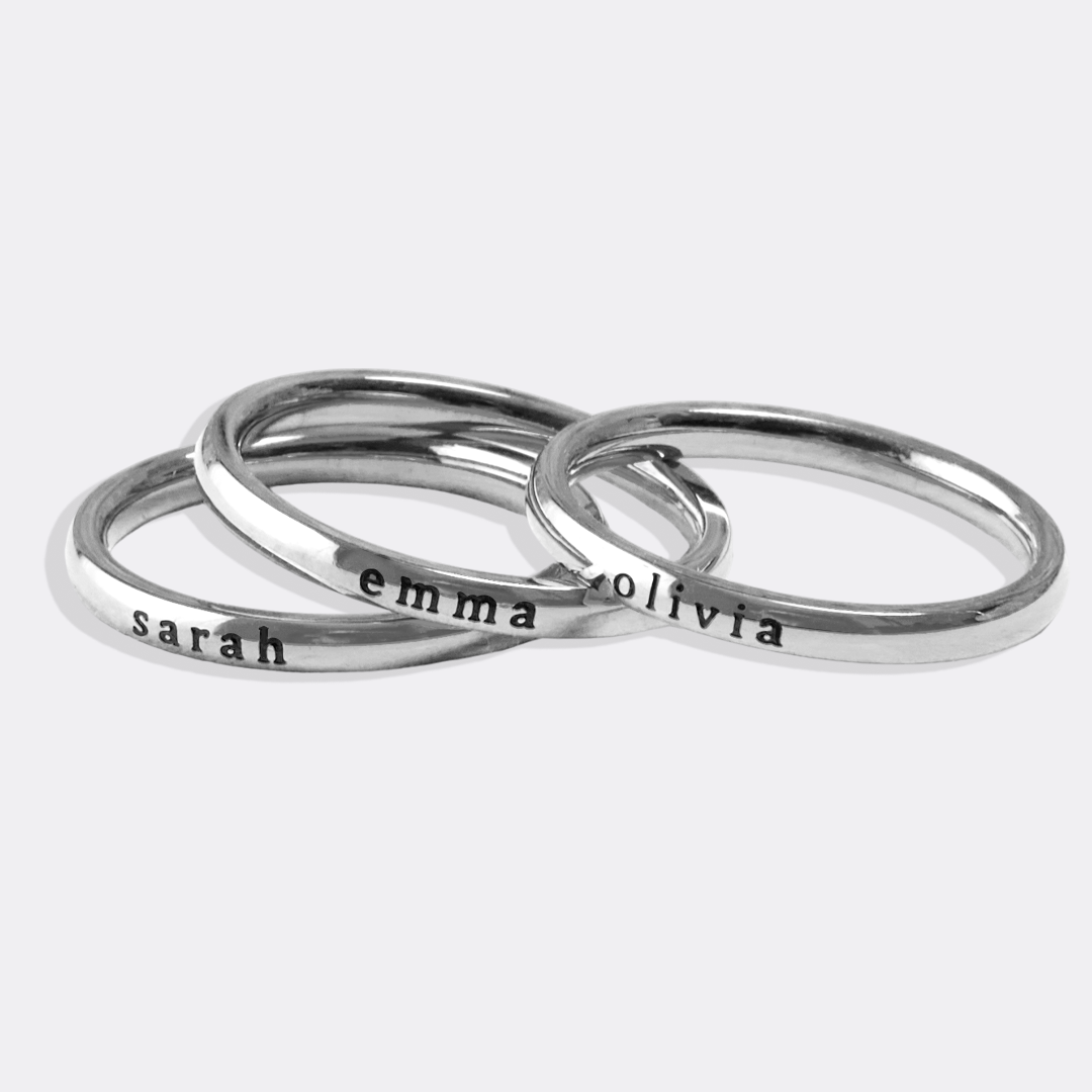 Anillo fino apilable personalizado con nombre